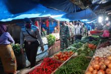 Razia Masker, Tim Gabungan Telusuri Pasar Terapung Tembilahan (foto/int)