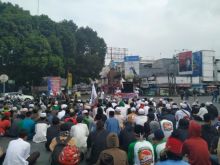 Ratusan massa yang tergabung dalam Masyarakat Muslim Tasikmalaya melalukan aksi demo yang berlangsung di Taman Kota Tasikmalaya. Foto: Republika.co.id