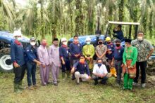 Bupati Mursini berfoto bersama oara pengurus KUD