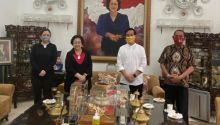 Gibran foto bersama Megawati saat sowan ke kediaman Mega di kawasan Teuku Umar, Jakarta Pusat. Foto: int 