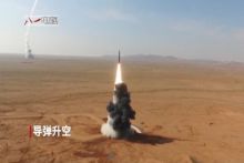 Rudal balistik jarak menengah (IRBM) DF-26 China saat diuji tembak. Senjata ini dijuluki sebagai rudal pembunuh kapal induk. Foto/Sputnik/Tangkapan layar video 81.cn