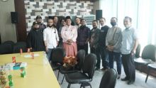 Kadispar Riau, Roni Rakhmat (depan, tiga dari kiri) foto bersama dengan Pengurus Aseri saat silaturahmi di Gedung Dinas Pariwisata Riau, Kawasan Badar Serai, Jumat (7/8/2020