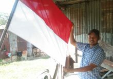 Salah satu RT di Keluarahan Sidomulyo Barat saat memasang bendera