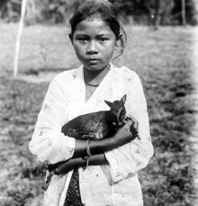 Potret Jadul Seorang Perempuan Indonesia Gendong Kancil, Netizen Sebut Begini (foto/int)