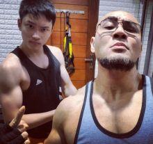 Deddy Corbuzier Unggah Foto Dengan Anaknya, Netizen Salah Fokus ke Otot Azka (foto/int)