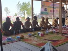 Kapolsek Teluk Meranti Turut Amankan Penyerahan BLT Kepada Masyarakat di Teluk Meranti