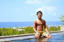 Lagi Santai di Kolam Renang, Netizen Salah Fokus Sama Roti Sobek Betrand Peto (foto/int)