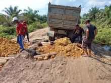 Penimbunan jalan dilakukan oleh PBB, APPI dan PT GTW