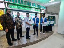 Penyerahan beasiswa Baznas kepada mahasiswa UIR
