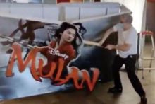 Pemilik Bioskop Prancis Merusak Poster Mulan Setelah Disney Memutuskan Untuk Tidak Menayangkannya di Bioskop