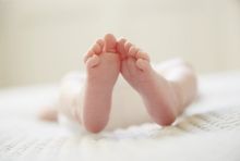 Bayi Berusia Empat Bulan Berjuang Untuk Hidup di Rumah Sakit Setelah Diserang Oleh Dua Pria