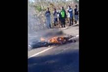 Jasad seorang pegawai Puskesmas yang hangus terbakar bersama sepeda motornya setelah terjatuh di jalan. Foto: int 