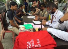 Petugas mendata warga yang terjarg razia