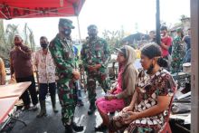 Dandim 0314 Inhil Berikan Bantuan Korban Kebakaran di Jalan M Boya Tembilahan (foto/rgo)