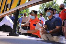 Walikota Pekanbaru saat melakukan pengecatan trotoar