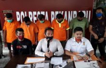 Polres Pekanbaru saat meliris kasus dugaan penculikan dan penyekapan dengan tersangka lima orang pria, Jumat (14/8). Kini para tersangka protes lewat kuasa hukumnya E. Sangur, SH, MH (foto/ist)