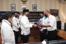 Direktur PTPN V Jatmiko K. Santosa bersama SEVP memberikan piagam penghargaan dan Tabungan Emas secara simbolis kepada perwakilan Karyawan, Asmanudin Sianaga, yang juga merupakan Ketua Serikat Pekerja Perusahaan, dalam helatan Penghargaan Masa Kerja, Senin (17/08/2020) di Pekanbaru (foto/ist)