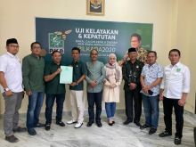 FOTO: Penyerahan SK kepada Iyeth-Kaderismanto