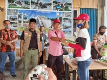 Ketua dan Bendahara Santani menywrahkan hasiah untuk pemenang lomba