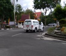 Seorang THL di BPKAD dijemput mobil ambulan