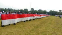 Wah, Peringati HUT RI Ke-75, Kades Kepenuhan Hilir Pamerkan Bendera Merah Putih 75 Meter Dari Anyaman Berbahan Rumbai (foto/ist)