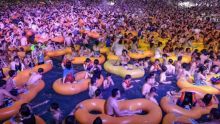 Pesta dimkolam renang di Wuhan