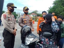 FOTO: Kapolres bagi masker