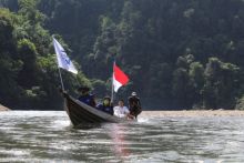 Peringati HUT RI ke 75, Tim Rumah Yatim Berjuang Salurkan Bantuan ke Pelosok Riau