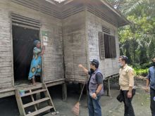 Petugas Bawaslu mendatangi rumah warga untuk mendata rumah warga yang belum tercoklik