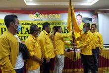 FOTO: Syahrial saat terima Panji Golkar