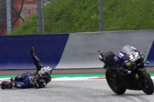 Momen saat Vinales menjatuhkan diri dari motornya yang masih melaju dengan kecepatan tinggi. Foto: int 