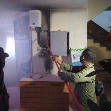 Petugas Satpol-PP saat mengamankan panel listrik