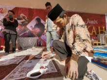 UAS Promosikan dan Membatik Kain Khas Jambi, Netizen Sebut Begini (foto/int)