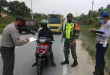 Babinsa Koramil 03/Siak Pengamanan di Pos Pantau Covid-19 (foto/lin)