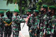 Pangdam I/BB memberikan kalungan bunga pada perwakilan prajurit Yonif 132/BB yang baru saja pulang dari operasi di perbatasan RI - RDTL. (Foto. Penrem031/WB).