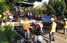 Pengaspalan jalan di kampus UI