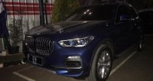 Mobil BMW baru milik Jaksa Pinangki yang kini terparkir di Gedung Kejagung RI. Foto: int 