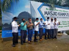 FOTO: Saat Indra Gunawan melihat pembangunan masjid di Polbeng 