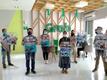 PT Alfa Scorpii serahkan body protector ke Grab Pekanbaru