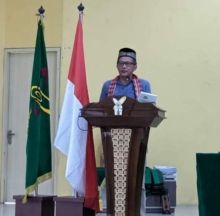 Rocky Gerung saat mengisi acara mengenakan peci hitam