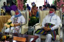 Kasmarni-Bagus saat mendaftarkan diri sebagai calon Bupati/wakil Bupati di KPU Bengkalis