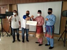 Penyerahan SHU Pendanaan Swamitra dari Bukopin kepada Pemprov Riau