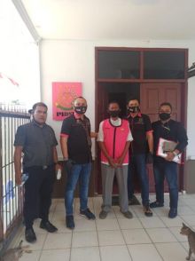 Penyidik Pidsus Kejari Pelalawan Tahan Mantan Kades Sungai Upih Pelalawan (foto/ardi)