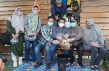 Bupati Inhil dan Istri Meninjau Proses Panen Madu di Kecamatan Gaung (foto/ist)