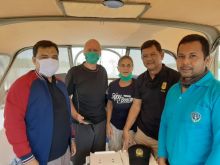 Anggota imigrasi dan Syahbandar Tanjung Medang saat klarifikasi izin tinggal WNA canada