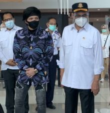 Pengamat Soroti Atta Pakai Batik dan Celana Belel Saat Bersama Menteri Budi Karya, Netizen Balas Begini (foto/int)