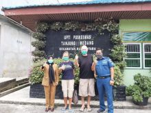 Foto pelaksana harian Syahbandar Doddy Barnas bersama pihak puskesmas tanjung medang Rupat Utara