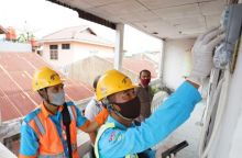 Petugas PLN mengecek meteran listrik