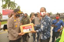 Polres Siak Bagikan 10.000 Masker Pada Acara Launching Pembagian Masker Serentak, Kampanye Jaga Jarak dan Hindari Kerumunan (foto/lin)