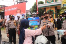 Hadapi Pilkada Aman, Damai dan Sehat, Polres Kuansing Bagi-bagi Masker di 12 Titik (foto/zar)